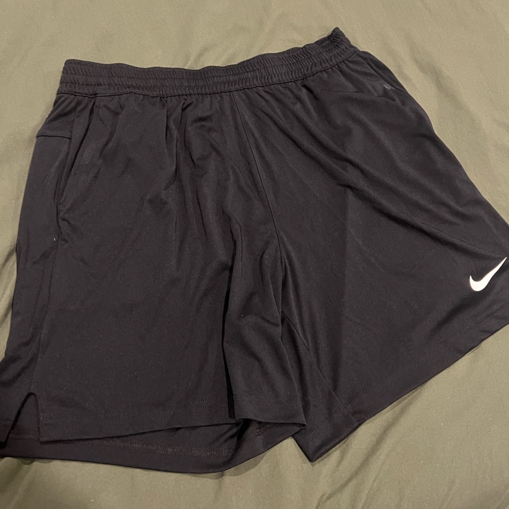 Women’s Nike shorts. Black. Size large. NWT